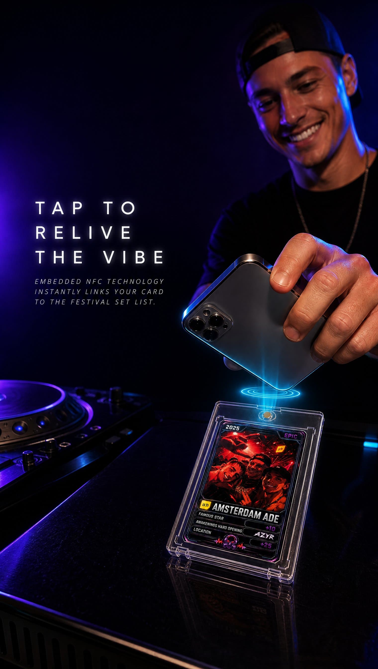 Zbliżenie telefonu do karty RaveAdventure z technologią NFC