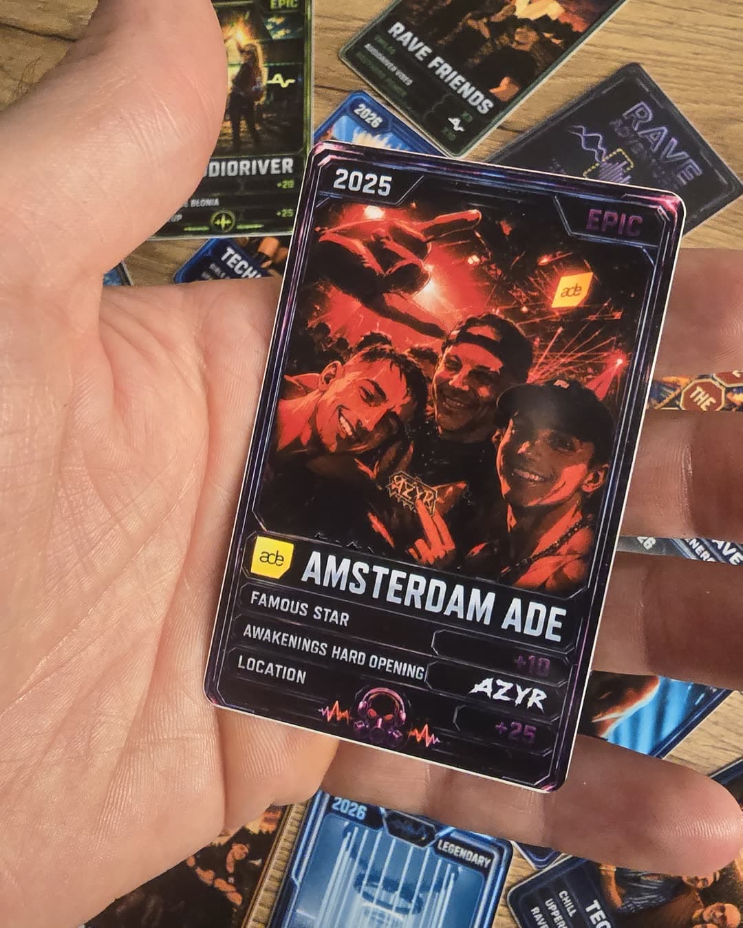 Noc w Amsterdamie, zamknięta w kolekcjonerskiej karcie.