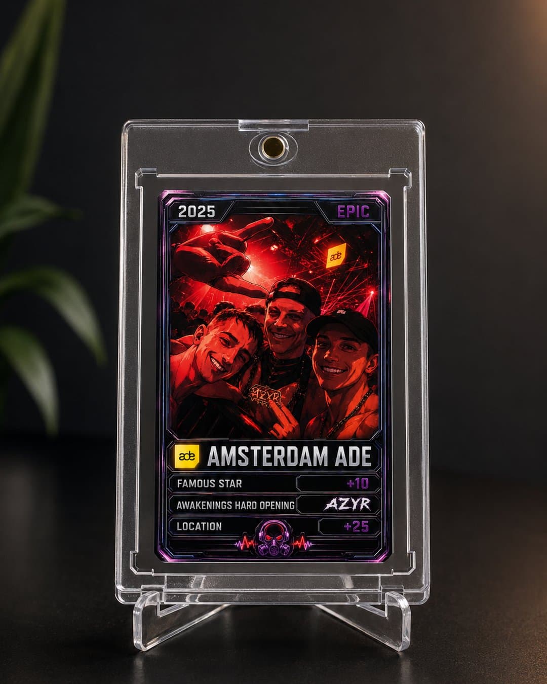 Karta w Top Holderze na stojaku — mini-plakat z najlepszej nocy w Amsterdamie.
